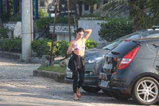 Isis Valverde feet photo thumbnail