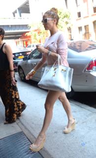 Jennifer Lopez feet photo thumbnail