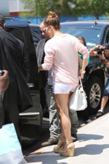 Jennifer Lopez feet photo thumbnail