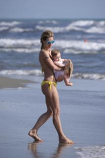 Michelle Hunziker feet photo thumbnail