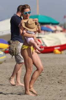 Michelle Hunziker feet photo thumbnail