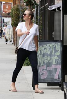 Kaley Cuoco feet photo thumbnail