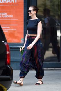 Anne Hathaway feet photo thumbnail