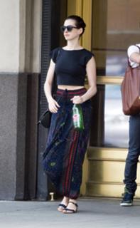 Anne Hathaway feet photo thumbnail