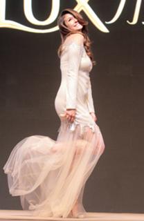 Nina Dobrev feet photo thumbnail
