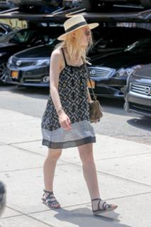 Dakota Fanning feet photo thumbnail