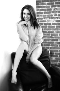 Alison Brie feet photo thumbnail