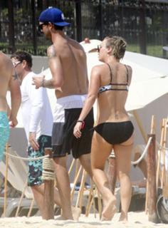 Kaley Cuoco feet photo thumbnail