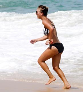 Kaley Cuoco feet photo thumbnail