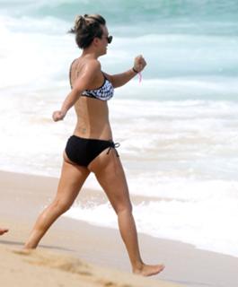 Kaley Cuoco feet photo thumbnail