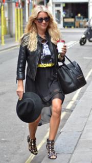 Denise Van Outen feet photo thumbnail