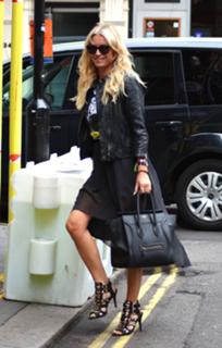 Denise Van Outen feet photo thumbnail