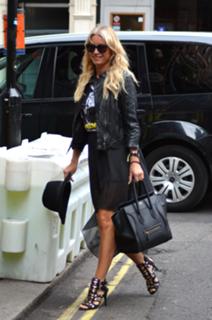 Denise Van Outen feet photo thumbnail