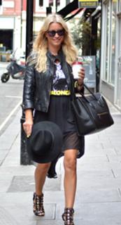 Denise Van Outen feet photo thumbnail