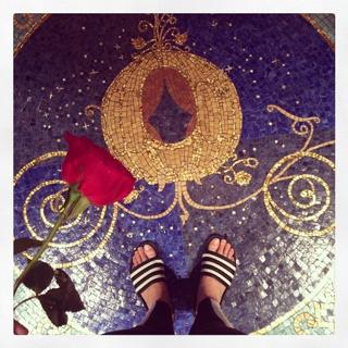 Katy Perry feet photo thumbnail