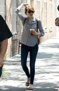Emma Stone feet photo thumbnail