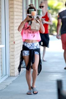 Vanessa Hudgens feet photo thumbnail