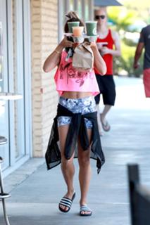 Vanessa Hudgens feet photo thumbnail