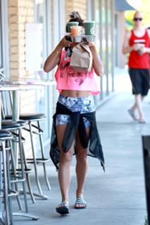 Vanessa Hudgens feet photo thumbnail