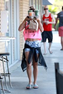 Vanessa Hudgens feet photo thumbnail
