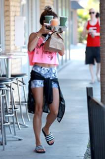 Vanessa Hudgens feet photo thumbnail