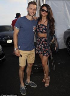 Selena Gomez feet photo thumbnail