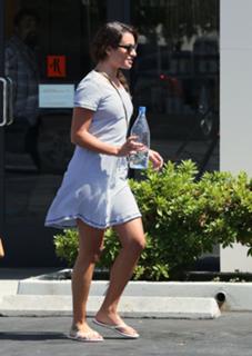 Lea Michele feet photo thumbnail