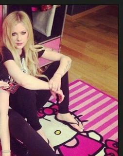 Avril Lavigne feet photo thumbnail