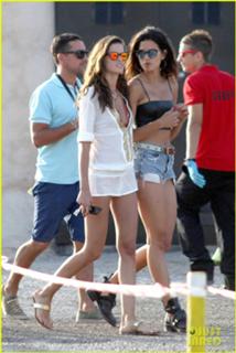 Izabel Goulart feet photo thumbnail