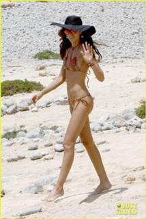 Izabel Goulart feet photo thumbnail