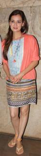 Dia Mirza feet photo thumbnail