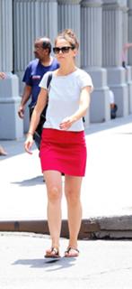 Katie Holmes feet photo thumbnail