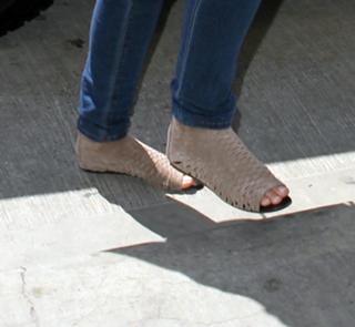 Emma Watson feet photo thumbnail