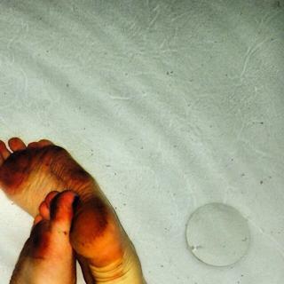 Miley Cyrus feet photo thumbnail
