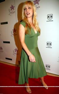 Jennie Garth feet photo thumbnail