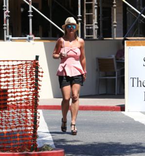 Britney Spears feet photo thumbnail