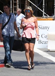 Britney Spears feet photo thumbnail