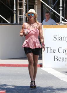 Britney Spears feet photo thumbnail