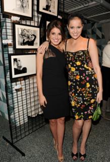 Shenae Grimes-Beech feet photo thumbnail