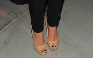 Shenae Grimes-Beech feet photo thumbnail