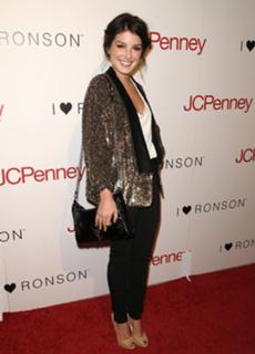 Shenae Grimes-Beech feet photo thumbnail