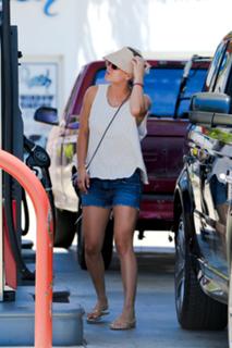 Kaley Cuoco feet photo thumbnail