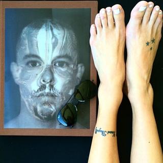 Katie Cassidy feet photo thumbnail