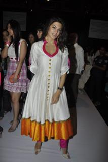 Jacqueline Fernandez feet photo thumbnail
