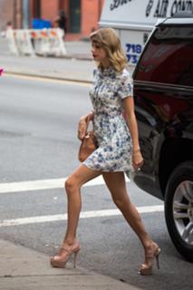 Taylor Swift feet photo thumbnail