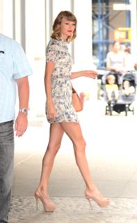 Taylor Swift feet photo thumbnail