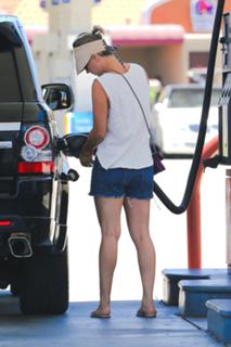 Kaley Cuoco feet photo thumbnail