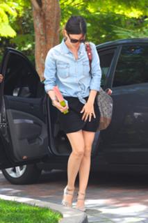 Rachel Bilson feet photo thumbnail