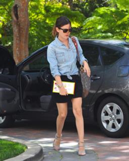 Rachel Bilson feet photo thumbnail