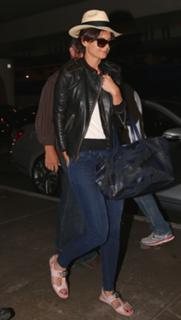 Katie Holmes feet photo thumbnail